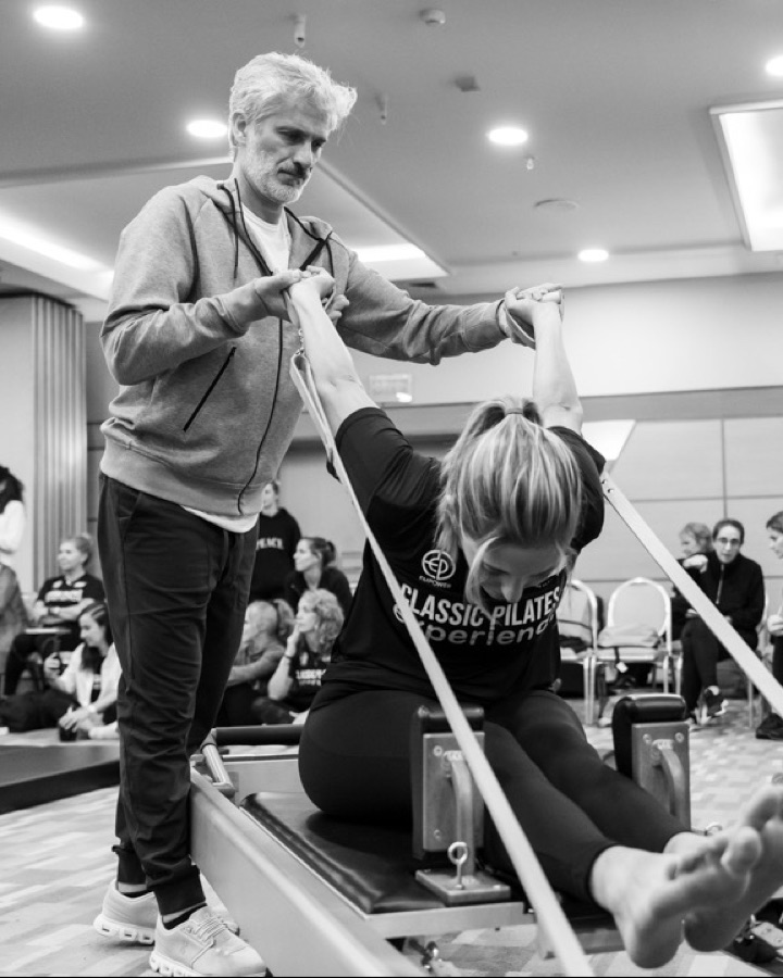 Fernando Sadir asistiendo un ejercicio en el reformer