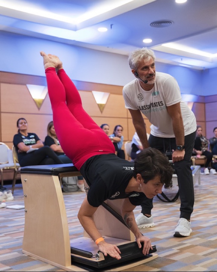 Fernando Sadir corrigiendo un ejercicio en la silla